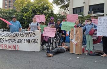 Pacientes renales necesitan del tratamiento de hemodiálisis para seguir viviendo. En la foto se los observa en una manifestación que realizaron en agosto.