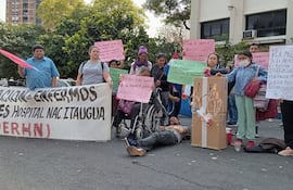 Enfermos renales en una protesta por más máquinas de hemodiálisis, el año pasado, frente al Ministerio de Salud.