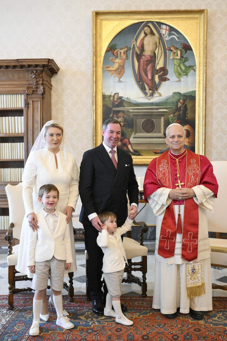 Gran Duque Guillermo y la Gran Duquesa Estefanía de Luxemburgo, junto a sus pequeños hijos Charles (5) y François (2), visitaron al papa León XIV. (EFE/EPA/VATICAN MEDIA HANDOUT)

