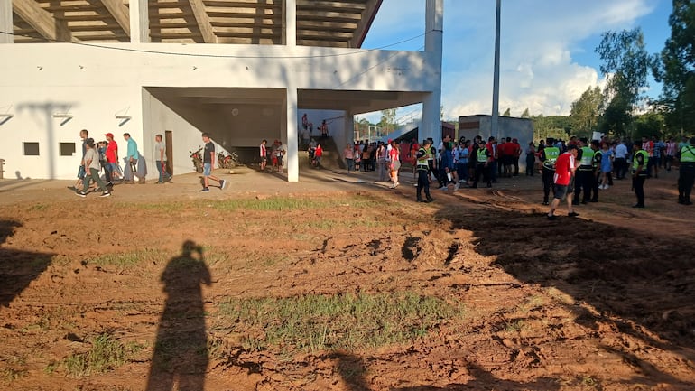 Con cada lluvia se registra un enorme esteral en los alrededores del Estadio Ovetenses Unidos.
