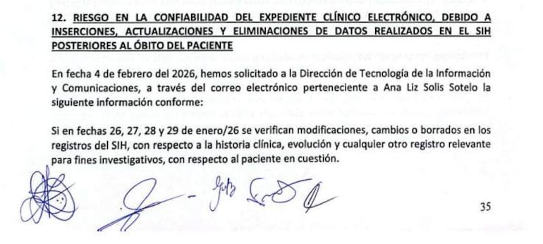 Texto impreso sobre auditoría interna en un documento, con detalles sobre modificaciones en registros de pacientes.