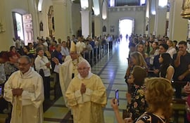 La Catedral Metropolitana de Asunción, se llenó de fieles para celebrar la resurrección de Cristo.