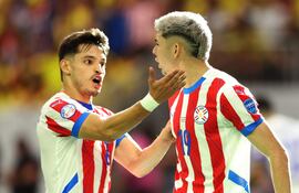 Damián Bobadilla y Julio Enciso (d), jugadores de la selección paraguaya, celebran un gol en el partido frente a Colombia por la primera fecha del Grupo D de la Copa América 2024 en el NRG Stadium, en Houston, Texas.