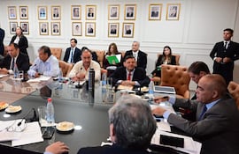 El titular del Indert, Francisco Ruiz Díaz, el lunes pasado con los miembros de la Mesa Directiva de la Cámara de Senadores.