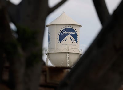 El logo de Paramount Pictures en una torre de agua en sus estudios en Los Ángeles.