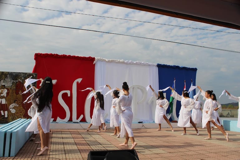 Con danzas, jóvenes estudiantes recordaron la Batalla de Ka’aguy Juru frente al mural de la ciudad.