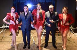 Roxana Puente, Dany Rave, Daniela Argain, Alexander San Clemente y Sandra Itzel, integrantes del grupo La Sonora Dinamita tras su arribo a Asunción.