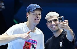 Carlos Alcaraz (derecha, 22 años) y Jannik Sinner (24), los dos mejores tenistas del mundo de la actualidad.