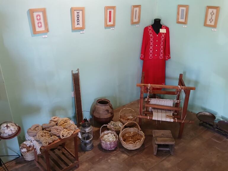 En la Escuela de Salvaguarda, se halla un pequeño museo con artículos antiguos y un vestido de 50 años.