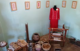 En la Escuela de Salvaguarda, se halla un pequeño museo con artículos antiguos y un vestido de 50 años.