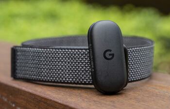 Fotografía que muestra el Fitbit Air de Google, un monitor de actividad física, que destaca por prescindir de una pantalla y se gestiona exclusivamente a través de una aplicación en el teléfono, este martes en Nueva York (Estados Unidos).