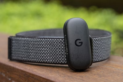 Fotografía que muestra el Fitbit Air de Google, un monitor de actividad física, que destaca por prescindir de una pantalla y se gestiona exclusivamente a través de una aplicación en el teléfono, este martes en Nueva York (Estados Unidos).