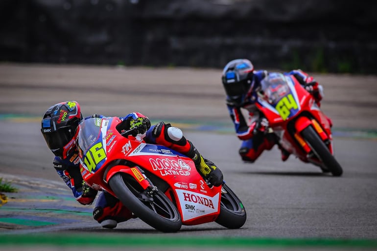 Nico Torrez (46) en acción hoy en el circuito de Interlagos (Brasil) en Moto4 Latin Cup.
