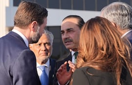 El vicepresidente de Estados Unidos, JD Vance (i) conversa con el negociador pakistaní, el general Syed Asim Munir (C).