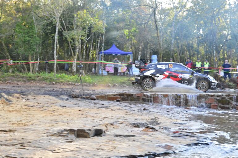 El finandés Kalle Rovanperä arrancó ganando el Rally del Paraguay, pero después cedió la punta por detrás de Fourmaux.