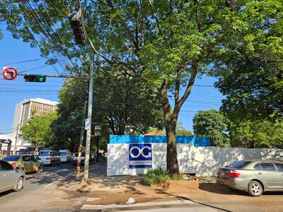 Terreno donde se construirá la nueva estación de servicios que funcionará sobre la avenida Mariscal López y Manuel Talavera. A la izquierda, de fondo se ve el edificio de la Municipalidad de Asunción.