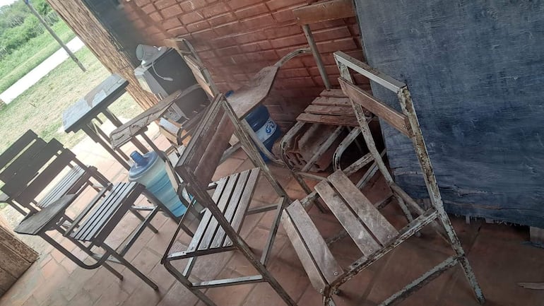 Sillas sin respaldo, oxidadas, casi inservibles en una institución educativa de Puerto Pinasco, en el Chaco.
