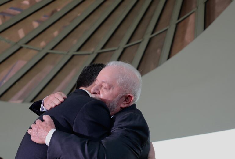 Un abrazo entre los mandatarios.