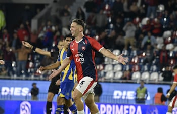 El mediocampista de Cerro Porteño, Jorge Morel celebra una de las anotaciones frente al Sportivo Luqueño por la tercera ronda del torneo Clausura 2026.