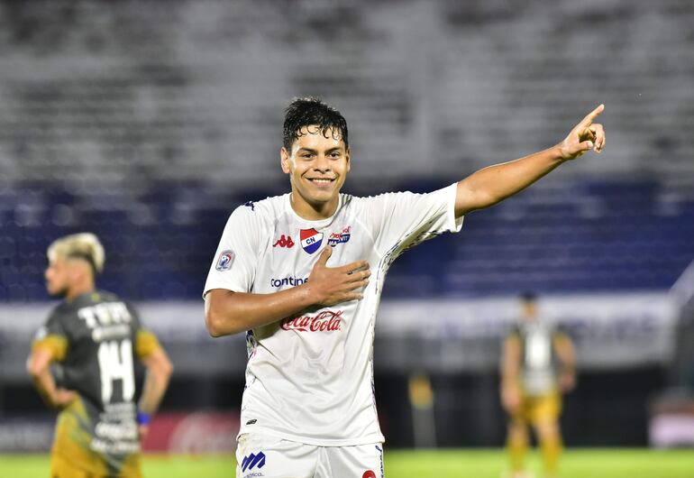David Fleitas, jugador de Nacional, festeja un gol en el partido contra Sportivo Ameliano en el estadio Defensores del Chaco, en Asunción. 