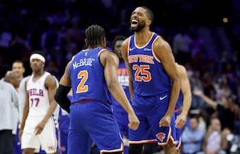 Miles McBride y Mikal Bridges festejan el aplastante triunfo que tuvieron sobre los Philadelphia 76ers