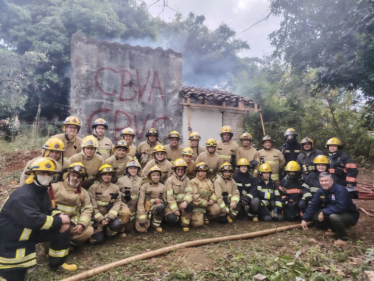 Unos 50 bomberos de Caacupé se capacitaron para fortalecer su capacidad operativa y mejorar la respuesta ante situaciones de emergencia.