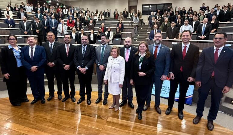 Participaron del acto: el Econ. Francisco Ruiz Díaz, presidente del INDERT; el Prof. Abg. Isabelino Galeano Núñez, director general de la Escuela Judicial del Consejo de la Magistratura; el Dr. Víctor Escobar Sait, viceministro de la Niñez y la Adolescencia; el Senador Nacional Edgar López, miembro del Consejo de la Magistratura; el Dr. Gerardo Bobadilla Frizzola, titular del Consejo de la Magistratura; la Dra. Alicia Pucheta, titular del JEM; el Dr. Juan José Rastrollo, catedrático de la Universidad de Salamanca; el Dr. Rodrigo Nicora, ministro de Justicia; el Dr. Roberto Ilo Moreno ministro Asesor Jurídico e la presidencia de la República, y el Prof. Dr. Marco Aurelio González miembro del directorio del BCP.