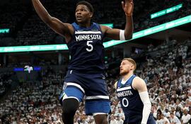 Los Wolves sacan de la cancha a los Thunder y reabren la serie.