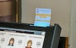 Una papeleta de votación (de capacitación) en la ranura de la máquina de voto. (Foto: TSJE)