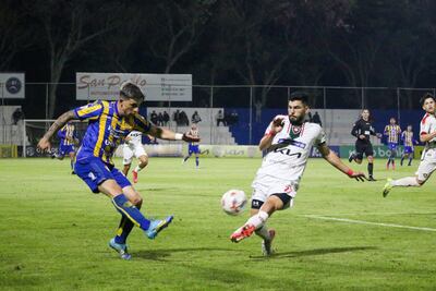 El extremo del Sportivo Luqueño, Lautaro Comas intenta meter el centro ante el cruce del atacante de Atlético Tembetary, Gabriel Gudiño.