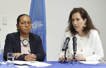La presidenta del Grupo de trabajo sobre la utilización de mercenarios, Michelle Small (i), y la integrante del grupo Joana de Deus Pereira, hablan durante una rueda de prensa este viernes, en Bogotá (Colombia). La ONU estima que más de 10.000 colombianos han sido reclutados como mercenarios para participar en diferentes guerras alrededor del mundo, como las de la República Democrática del Congo, Ucrania y Sudán.