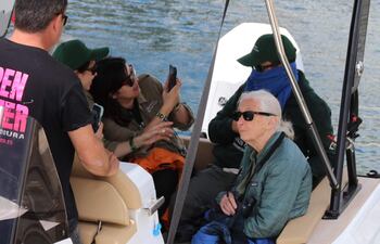 La etóloga Jane Goodall ha participado este domingo, en la búsqueda de ballenas en la Costa Tropical de Granada, acompañada del equipo 'Open Water' de La Herradura y de un nutrido grupo de miembros del Instituto Jane Goodall en España.