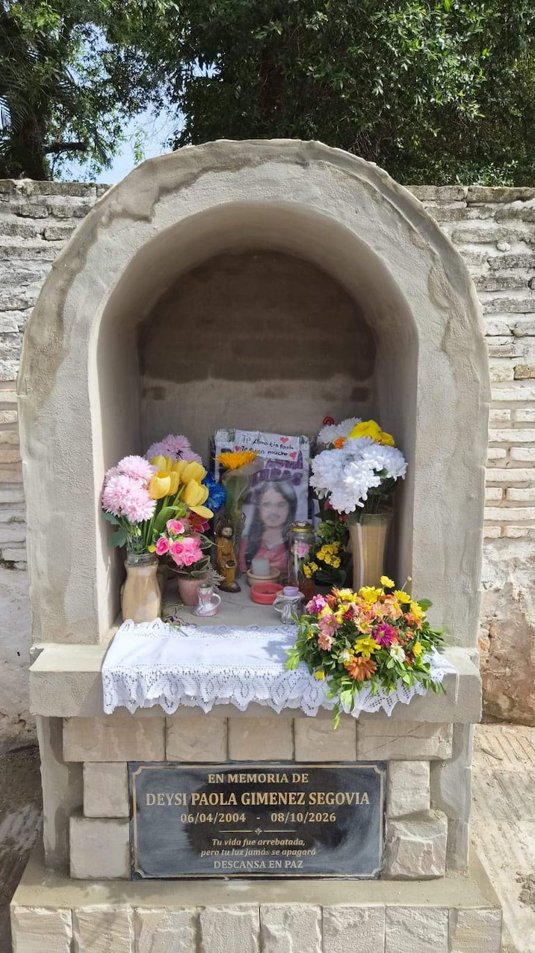Altar con flores y fotografía de Deysi Paola Giménez Segovia, decorado en un entorno natural y tranquilo.