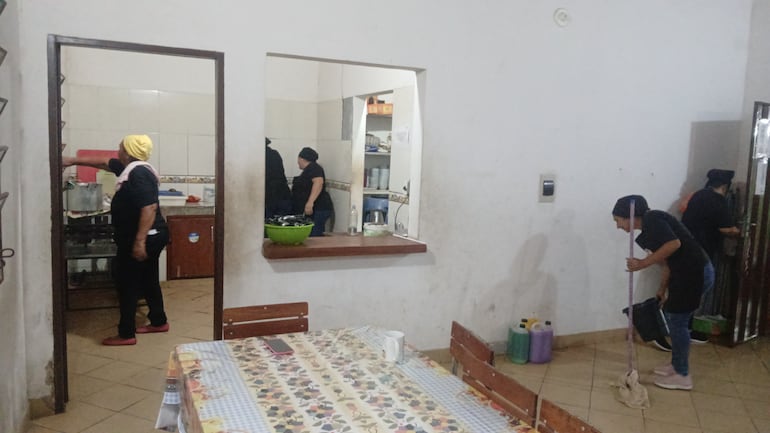Cocineras preparando el almuerzo escolar en la escuela Ramón Bejarano en Fuerte Olimpo.