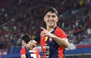 El argentino Ignacio Aliseda, futbolista de Cerro Porteño, festeja un gol en el partido frente a 2 de Mayo por la fecha 15 del torneo Apertura 2026 de la Primera División de Paraguay en el estadio La Nueva Olla, en Asunción, Paraguay.