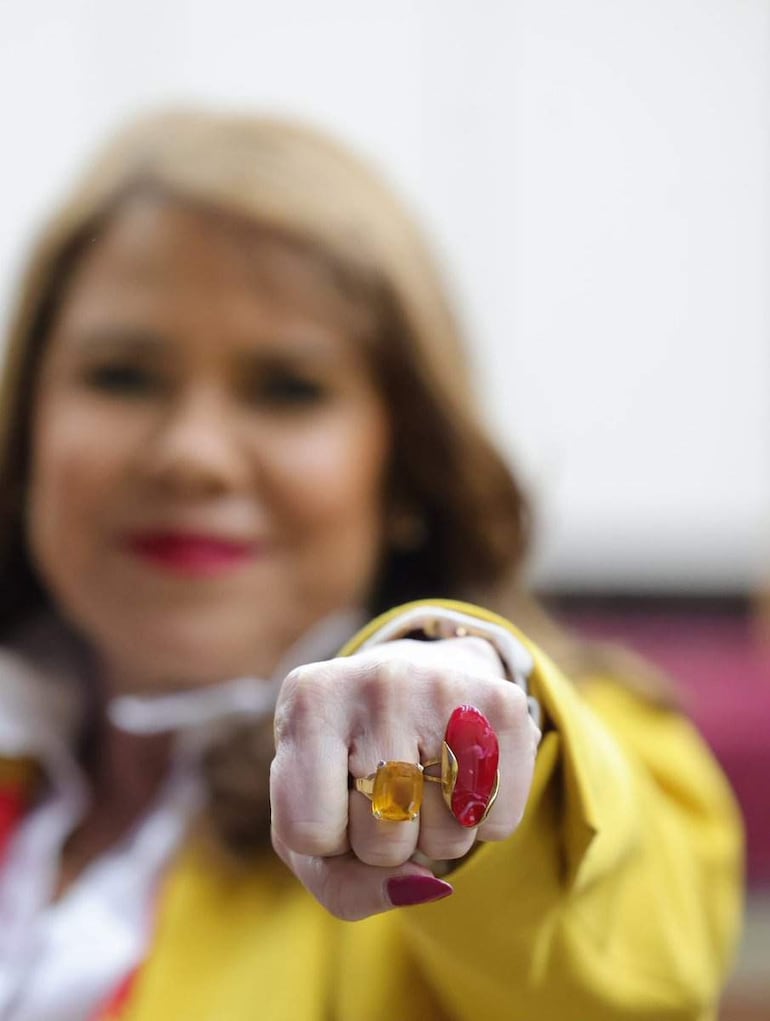 Celeste Amarilla mostrando anillos rojo y amarillo, en homenaje a España.
