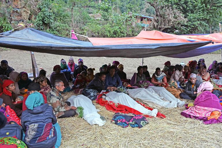 Familias y los cuerpos de las víctimas del terremoto.