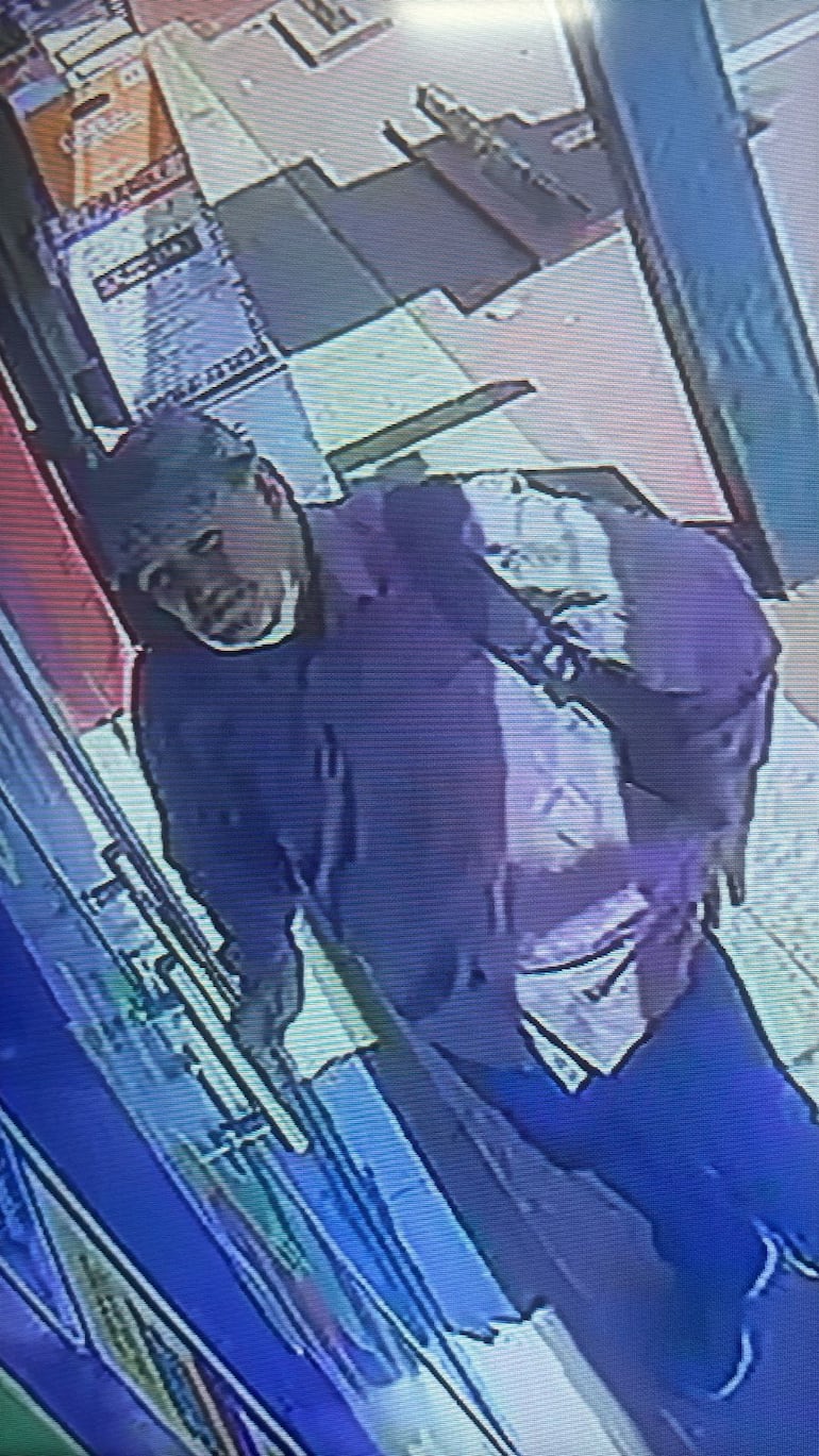 Captura del video de circuito cerrado donde se observa a uno de los delincuentes.