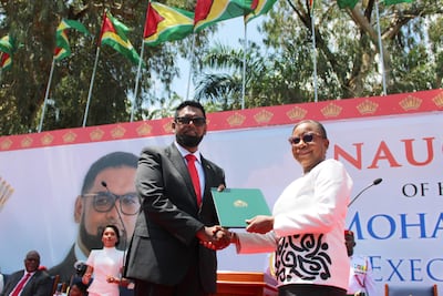 El reelegido presidente de Guyana, Irfaan Ali, participa en un acto de toma de posesión este domingo, en Georgetown (Guyana).