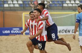 Elías Aguiar (15) festeja su gol ante Uruguay, el tercero de los Pynandi Sub 20, junto a Jesús Astorga y Alexandro Luraschi.