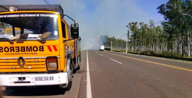 El humo se apoderaba de la ruta de a poco en horas de la tarde.