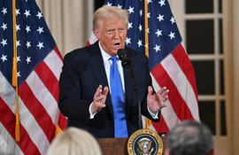 El presidente estadounidense Donald Trump habla mientras organiza una cena para senadores republicanos.