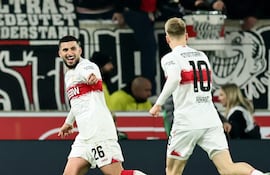 381
STUTTGART (Alemania), 15/03/2026.- Deniz Undav del Stuttgart (izq.) celebra con sus compañeros tras marcar el gol que puso el 1-0 en el partido de la Bundesliga alemana entre el VfB Stuttgart y el RB Leipzig en Stuttgart, Alemania, el 15 de marzo de 2026. (Alemania) EFE/EPA/RONALD WITTEK
