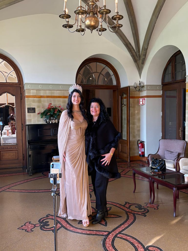 Sarah Catherina Völmecke Segovia con su madre Estela Segovia. (Gentileza)