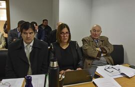 Miguel Oscar Ramón Bajac (d.), exministro de la Corte Suprema procesado por coima. Le acompañan sus abogados Raúl Caballero y Josefina Aghemo, en el juicio oral.