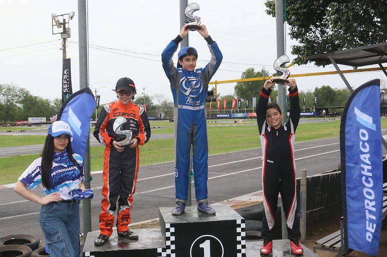 Podio de la Rotax Micro Max: 1) Nelson Segovia (centro), 2) Tony Pugliesi (izquierda) y 3) Ignacio Ayala.
