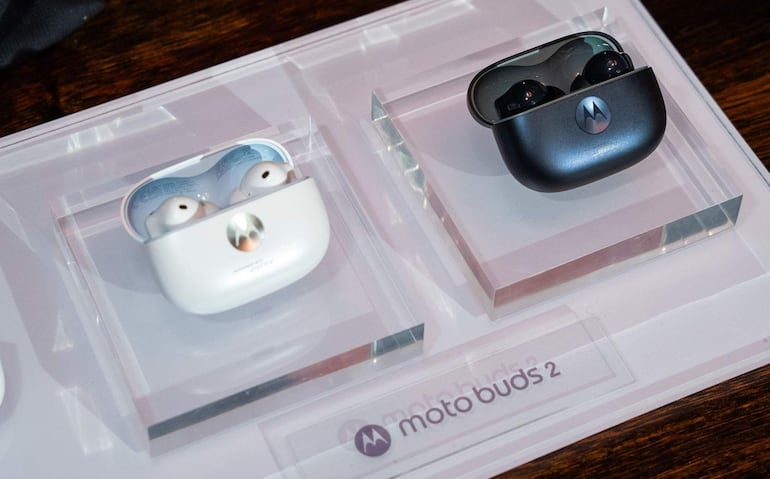 Motorola amplía su ecosistema con smartphones, audio, wearables y accesorios inteligentes, como los moto buds 2.