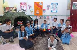 Estudiantes de la Escuela Santa María de los Ángeles, protagonizaron una "fogata literaria", dinámica para promover la lectura.