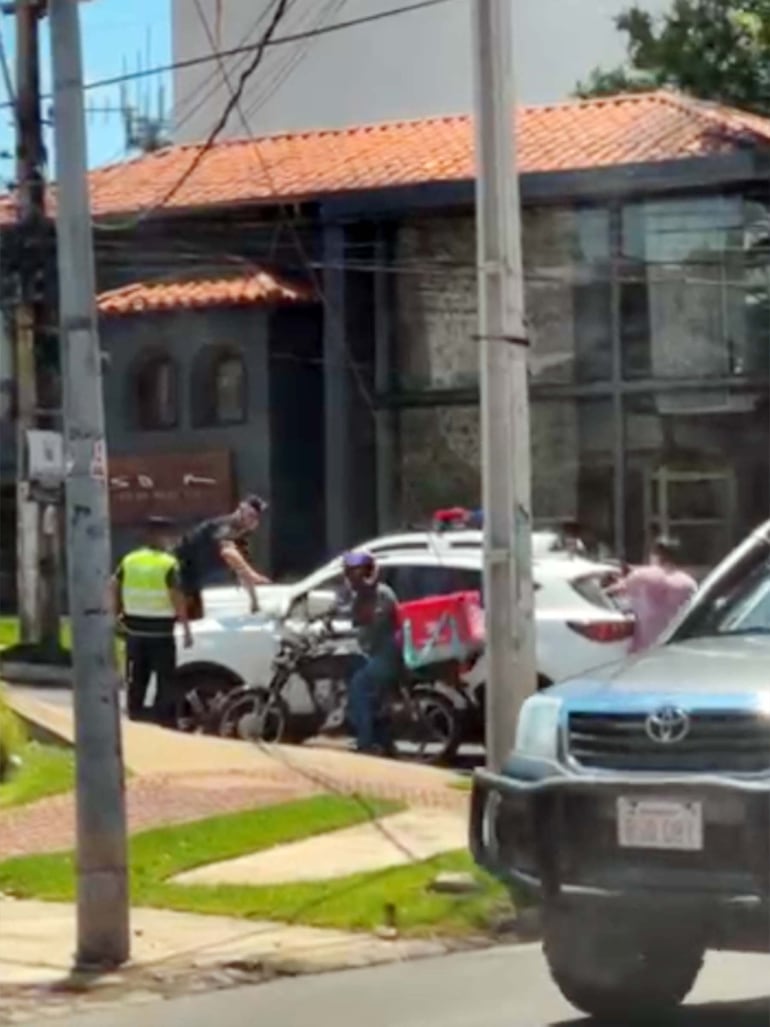 Los policías y transeúntes finalmente detienen el vehículo de la médica Gloria María Chávez Leal.