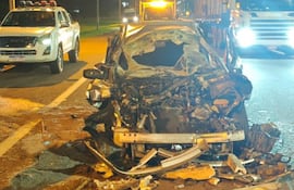 Así quedó el automóvil del subcomisario tras el violento accidente en Caacupé.